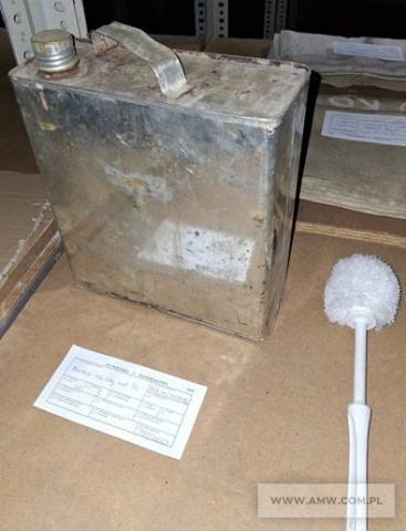 Sprzęt służby żywnościowej – pakiet zawierający 36 poz. asort. (wg oddzielnego wykazu), w tym m.in.: wagi dziesiętne i stołowe WPK-20, czerpaki, puszki aluminiowe, widelce kuchenne, noże i tasaki, worki różne itp. 