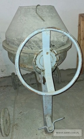 Sprzęt budowlany – pakiet zawierający 4 poz. asort., w tym: betoniarka wolnospadowa BWE 50A – 1 szt., betoniarka wolnospadowa BWE 150 – 2 szt., żurawik okienny ŻBA-0,15 – 1 szt. 