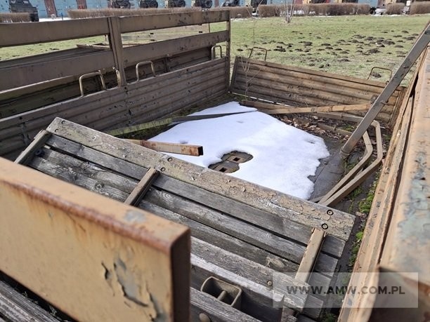 Skrzynie ładunkowe – pakiet zwierający 2 poz. asort., w tym: skrzynia ładunkowa 663 18 201 – 6 szt., skrzynia ładunkowa płaska 67300 206 – 9 szt. 