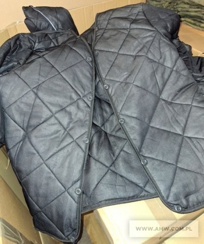 Ubrania robocze bez rozmiaru – pakiet zawierający 8 poz. asort. (wg oddzielnego wykazu), w tym m.in.: bluzy robocze, kurtki robocze bez podpinki, spodnie robocze, podpinki pod kurtkę roboczą i spodnie itp. 