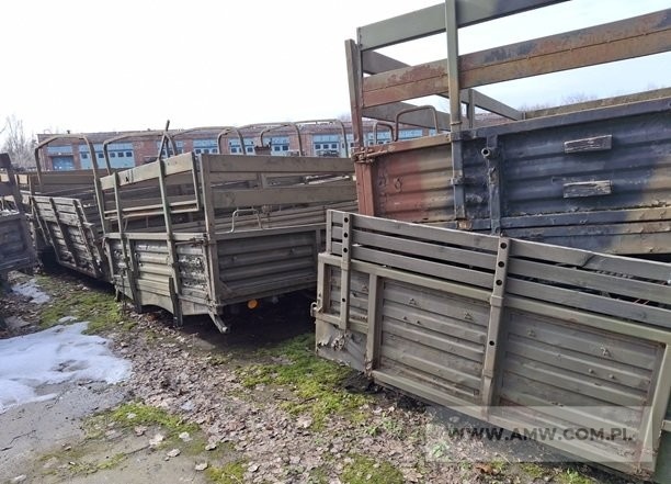 Skrzynie ładunkowe – pakiet zwierający 2 poz. asort., w tym: skrzynia ładunkowa 663 18 201 – 6 szt., skrzynia ładunkowa płaska 67300 206 – 9 szt. 