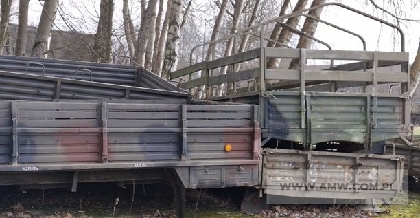 Skrzynie ładunkowe – pakiet zwierający 2 poz. asort., w tym: skrzynia ładunkowa 663 18 201 – 6 szt., skrzynia ładunkowa płaska 67300 206 – 9 szt. 