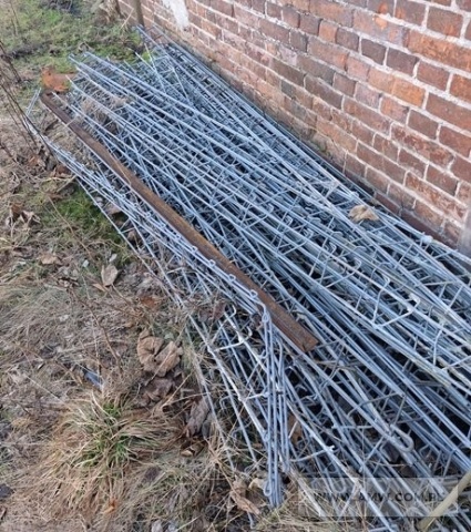 Materiały i sprzęt infrastruktury - pakiet zawierający 4 poz. asort. w tym: stół spawalniczy z wyciągiem 1280x640x830 mm - 1 szt., słupki ogrodzeniowe metalowe do zabetonowania 6x2800 mm - 50 szt., wiertarka elektryczna CELMA PRCB - 1 szt., spawarka transformatorowa ET-1-115 - 1 szt.  