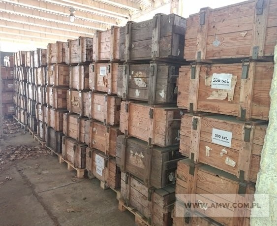 Skrzynie drewniane różne (330 szt.) - pakiet zawierający 4 poz. asort., w tym: skrzynia drewniana do petard 600x310x220 mm - 80 szt., skrzynia drewniana do trotylu 515x380x220 mm - 1 szt., skrzynia drewniana 800x600x400 mm - 165 szt., skrzynia drewniana na maski MP-5 750x580x330 mm - 80 szt. 