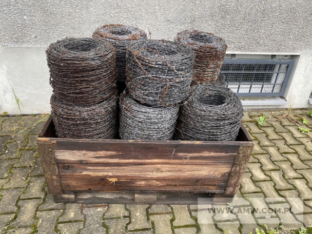 Sprzęt i środki zaopatrzenia logistycznego - pakiet zawierający 2 poz. asort., w tym: drut kolczasty podwójny ocynkowany - 500 kg. pojemnik metalowy paleta XPZ4 - 20 szt. 
