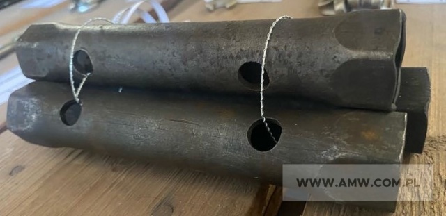Narzędzia i materiały warsztatowe - pakiet zawierający 39 poz. asort. (wg oddzielnego wykazu), w tym m.in.: papier ścierny NSHA - 6 szt.. przebijak blacharski okrągły - 10 szt.. wybijak specjalny 440-690-000 - 6 szt.. wycinak do otworów okrągłych - 31 szt. itp. 