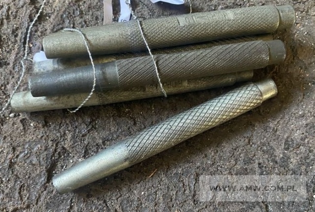 Narzędzia i materiały warsztatowe - pakiet zawierający 39 poz. asort. (wg oddzielnego wykazu), w tym m.in.: papier ścierny NSHA - 6 szt.. przebijak blacharski okrągły - 10 szt.. wybijak specjalny 440-690-000 - 6 szt.. wycinak do otworów okrągłych - 31 szt. itp. 