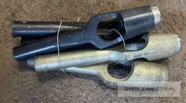 Narzędzia i materiały warsztatowe - pakiet zawierający 39 poz. asort. (wg oddzielnego wykazu), w tym m.in.: papier ścierny NSHA - 6 szt.. przebijak blacharski okrągły - 10 szt.. wybijak specjalny 440-690-000 - 6 szt.. wycinak do otworów okrągłych - 31 szt. itp. 