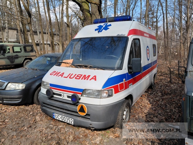 Samochód sanitarny CITROEN JUMPER 2,5 TD (na wyposażeniu nosze sanitarne) 