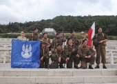 GR Borujsko z bannerem AMW na Monte Cassino 
