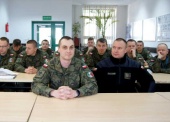 Spotkanie przedstawicieli Oddziału Regionalnego w Warszawie Agencji Mienia Wojskowego z żołnierzami Centrum Szkolenia Łączności i Informatyki w Zegrzu oraz JW 2031 Lipowiec w dniu 13.04.2016r. - zdjęcie 5 