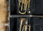 Instrumenty muzyczne - pakiet zawierający 4 szt. (wg oddzielnego wykazu), w tym: gitara elektryczna WINNER - 1 szt., skrzypce MATHIAS KOLTZ (kopia) - 1 szt. oraz kornet B YAMAHA - 2 szt. 