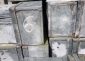 Futerały i puszki - pakiet zawierający 4 poz. asort., w tym: futerał metalowy do ładunków prochowych 125 mm naboju do D-81, długość 467 mm - 3 szt., puszka blaszana tłoczona do amunicji strzeleckiej - 1 000 szt., puszka blaszana tłoczona do zapalników UZRGM, długość 118 mm - 1 000 szt. i puszka metalowa lutowana do 26 mm nabojów sygnałowych 290x235x175 - 99 szt. 