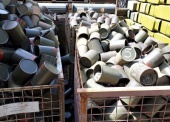 Futerały i puszki - pakiet zawierający 4 poz. asort., w tym: futerał metalowy do ładunków prochowych 125 mm naboju do D-81, długość 467 mm - 3 szt., puszka blaszana tłoczona do amunicji strzeleckiej - 1 000 szt., puszka blaszana tłoczona do zapalników UZRGM, długość 118 mm - 1 000 szt. i puszka metalowa lutowana do 26 mm nabojów sygnałowych 290x235x175 - 99 szt. 