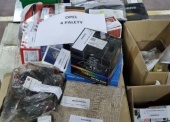 Części zamienne do samochodów OPEL - pakiet zawierający 101 poz. asort. (wg oddzielnego wykazu), w tym m.in.: chłodnice, filtry różne, pompy, tarcze i klocki hamulcowe, koła pasowe wału korbowego, rozrządy kpl., drążki kierownicze, amortyzatory, łożyska itp. 