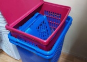 Artykuły mundurowe - pakiet zawierający 36 poz. asort. (wg oddzielnego wykazu), w tym m.in.: bluza robocza - 15 szt., kurtka robocza - 26 szt., spodnie robocze - 79 szt., podpinka pod spodnie robocze - 79 szt., kosze na bieliznę - 13 szt. itp. 
