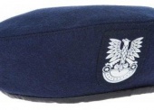 Artykuły mundurowe – pakiet zawierający 93 poz. asort. (wg oddzielnego wykazu), w tym m.in.: rękawice polowe (różne rozmiary), szelki do oporządzenia, omasztowania do peleryny namiotowej, torby na odzież ochronną, pochewki różne, oznaki różne, berety różne itp. 