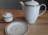 Porcelana - pakiet zawierający 5 poz. asort., w tym: imbryk porcelanowy „PASY” - 30 szt., musztardniczka-chrzaniczka z paskiem - 120 szt., spodek porcelanowy FI 14 cm „PASY” - 60 szt. 