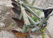 Narzędzia rolnicze i warsztatowe - pakiet zawierający 11 poz. asort. (wg oddzielnego wykazu), w tym m.in.: pług rolniczy 5-skibowy, rozsiewacz ciągnikowy, zwijarka do blachy, waga dziesiętna itp. 
