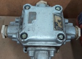 Elektryczne materiały eksploatacyjne - pakiet zawierający 9 poz. asort. (wg oddzielnego wykazu), w tym m.in.: skrzynka żeliwna typ WSPC-80, gniazda bezpiecznikowe, wstawki dolne 25A 500V itp. 