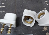 Elektryczne materiały eksploatacyjne - pakiet zawierający 9 poz. asort. (wg oddzielnego wykazu), w tym m.in.: skrzynka żeliwna typ WSPC-80, gniazda bezpiecznikowe, wstawki dolne 25A 500V itp. 