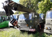 Żuraw R-101 na samochodzie JELCZ-325 (udźwig 10 ton, brak podstawek pod łapy stabilizujące prace dźwigu, brak lusterek) 