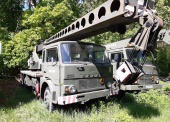 Żuraw R-101 na samochodzie JELCZ-325 (udźwig 10 ton, brak podstawek pod łapy stabilizujące prace dźwigu, brak lusterek) 