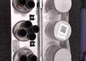Sprzęt elektroniczny - pakiet 17 poz. asort. (wg oddzielnego wykazu), w tym m.in.: wtyczki, kable, zasilacze itp. 