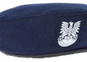 Artykuły mundurowe - pakiet zawierający 93 poz. asort. (wg oddzielnego wykazu), w tym m.in.: rękawice polowe (różne rozmiary), szelki do oporządzenia, omasztowania do peleryny namiotowej, torby na odzież ochronną, pochewki różne, oznaki różne, berety różne itp. 