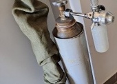 Zestaw urządzeń sanitarnych i sprzętu medycznego - pakiet zawierający 4 poz. asort., w tym: urządzenia sanitarne US-71 - 6 kpl., butla do gazów medycznych z adapterem - 1 szt., elektrokardiograf 3-kanałowy - 1 szt., statyw do wlewów i kroplówek składany - 2 szt.   