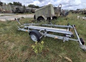 Przyczepa podłodziowa TRAMP TRAIL 1300JH ( 1-osiowa, ładowność 1000 kg, po kolizji, uszkodzona rama, boczne oświetlenie, zaczep, koło podporowe, mechanizm wyciągarki) 