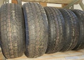 Opony do pojazdów i maszyn różnego typu (31 szt.) – pakiet zawierający 4 poz. asort., w tym: opony 185R15C 701083021 – 5 szt., opony 400x10 PZB-7 13-0024 – 3 szt., opony C 235/75R15 T 105T – 15 szt., opony Z 205/75R16 C 110/108R – 8 szt. (okres składowania ok. 10 lat) 