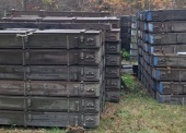 Odpadowe opakowania z drewna (zużyte skrzynie drewniane po środkach bojowych przechowywane na wolnym powietrzu oraz częściowo w magazynie, załadunek we własnym zakresie) (kod odpadu 15 01 03) 
