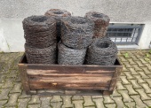 Sprzęt i środki zaopatrzenia logistycznego - pakiet zawierający 2 poz. asort., w tym: drut kolczasty podwójny ocynkowany - 500 kg. pojemnik metalowy paleta XPZ4 - 20 szt. 