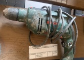 Narzędzia warsztatowe (8 szt.) - pakiet zawierający 8 poz. asort. (wg oddzielnego wykazu), w tym: spawarka transformatorowa BESTERKA 2100 BESTER - 1 szt.. wiertarki elektryczne CELMA PRCB 10 IIX - 3 szt.. wiertarka ręczna elektryczna PRCB 13 II - 2 szt.. wiertarka udarowa BOSCH PSB 600 - 1 szt.. wiertarka udarowa STERN ID13DN - 1 szt. 