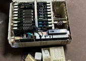Sprzęt służby łączności - pakiet zawierający 22 poz. asort. (wg oddzielnego wykazu), w tym m.in.: modem ZYXEL U 336S - 10 szt.. centrala EACA-32NN - 1 kpl.. oscyloskop BM-566A - 1 szt. itp. 