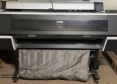 Urządzenia biurowe - pakiet zawierający 4 poz. asort., (wg oddzielnego wykazu), w tym.: ploter EPSON STYLUS/PRO/9700 BB KR N1U1 - 2 szt.. zestaw wideokonferencyjny VTC CISCO CTS-EX90-K9                     - 1 kpl.. telefaks PANASONIC KX-MB773PD - 1 szt. 