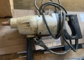 Narzędzia warsztatowe (8 szt.) - pakiet zawierający 8 poz. asort. (wg oddzielnego wykazu), w tym: spawarka transformatorowa BESTERKA 2100 BESTER - 1 szt.. wiertarki elektryczne CELMA PRCB 10 IIX - 3 szt.. wiertarka ręczna elektryczna PRCB 13 II - 2 szt.. wiertarka udarowa BOSCH PSB 600 - 1 szt.. wiertarka udarowa STERN ID13DN - 1 szt. 