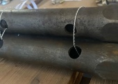 Narzędzia i materiały warsztatowe - pakiet zawierający 39 poz. asort. (wg oddzielnego wykazu), w tym m.in.: papier ścierny NSHA - 6 szt.. przebijak blacharski okrągły - 10 szt.. wybijak specjalny 440-690-000 - 6 szt.. wycinak do otworów okrągłych - 31 szt. itp. 