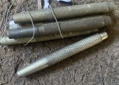 Narzędzia i materiały warsztatowe - pakiet zawierający 39 poz. asort. (wg oddzielnego wykazu), w tym m.in.: papier ścierny NSHA - 6 szt.. przebijak blacharski okrągły - 10 szt.. wybijak specjalny 440-690-000 - 6 szt.. wycinak do otworów okrągłych - 31 szt. itp. 