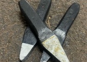 Narzędzia i materiały warsztatowe - pakiet zawierający 39 poz. asort. (wg oddzielnego wykazu), w tym m.in.: papier ścierny NSHA - 6 szt.. przebijak blacharski okrągły - 10 szt.. wybijak specjalny 440-690-000 - 6 szt.. wycinak do otworów okrągłych - 31 szt. itp. 