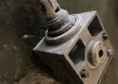 Części zamienne do podnośników typu żuraw (353 szt.) - pakiet zawierający 55 poz. asort. (wg oddzielnego wykazu), w tym m.in.: cylinder hydrauliczny ZSH-6 212-108-00 - 6 szt.. koło zębate napędzające                             OH-250-1012 - 4 szt.. koła linowe (różne rodzaje) - 48 szt.. panewka łożyska 2B 210-519-11 - 27 szt.. hamulec 17-231-41-00 - 3 szt. itp. 
