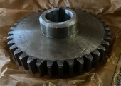 Części zamienne do podnośników typu żuraw (353 szt.) - pakiet zawierający 55 poz. asort. (wg oddzielnego wykazu), w tym m.in.: cylinder hydrauliczny ZSH-6 212-108-00 - 6 szt.. koło zębate napędzające                             OH-250-1012 - 4 szt.. koła linowe (różne rodzaje) - 48 szt.. panewka łożyska 2B 210-519-11 - 27 szt.. hamulec 17-231-41-00 - 3 szt. itp. 