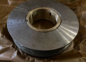 Części zamienne do podnośników typu żuraw (353 szt.) - pakiet zawierający 55 poz. asort. (wg oddzielnego wykazu), w tym m.in.: cylinder hydrauliczny ZSH-6 212-108-00 - 6 szt.. koło zębate napędzające                             OH-250-1012 - 4 szt.. koła linowe (różne rodzaje) - 48 szt.. panewka łożyska 2B 210-519-11 - 27 szt.. hamulec 17-231-41-00 - 3 szt. itp. 