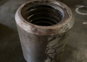 Części zamienne do podnośników typu żuraw (353 szt.) - pakiet zawierający 55 poz. asort. (wg oddzielnego wykazu), w tym m.in.: cylinder hydrauliczny ZSH-6 212-108-00 - 6 szt.. koło zębate napędzające                             OH-250-1012 - 4 szt.. koła linowe (różne rodzaje) - 48 szt.. panewka łożyska 2B 210-519-11 - 27 szt.. hamulec 17-231-41-00 - 3 szt. itp. 