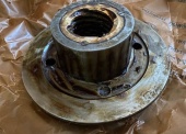 Części zamienne do podnośników typu żuraw (454 szt.) - pakiet zawierający 52 poz. asort. (wg oddzielnego wykazu), w tym m.in.: cylinder hydrauliczny ZSH-6 212-108-00 - 7 szt.. silnik hydrauliczny M2C 1613B8C21D - 1 szt.. rozrusznik elektromagnetyczny - 1 szt.. pokrywa zbiornika  6S-1-41-210-504-01 - 34 szt.. szczęki hamulca różne - 30 szt. itp. 