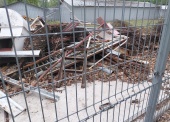 Złom żelaza i stali (w tym m.in.: złom po demontażu ciągów wentylacyjnych, siatka ogrodzeniowa, słupki metalowe oraz wybrakowane szafki) (kod odpadu 17 04 05) 