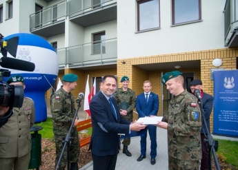 Uroczyste_oddanie_do_uzytku_zolnierzom_i_ich_rodzinom_nowo_wybudowanego_budynku_mieszkalnego_w_Gizycku._fot._OR_AMW_w_Olsztynie.jpg 