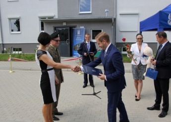 Uroczyste_oddanie_do_uzytku_zolnierzom_i_ich_rodzinom_nowo_wybudowanego_budynku_mieszkalnego_w_Lesznie._fot._OR_AMW_w_Poznaniu.jpg 