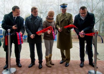 Uroczyste_oddanie_do_uzytku_zolnierzom_i_ich_rodzinom_nowo_wybudowanego_budynku_mieszkalnego_w_Sieradzu._fot._Michal_Rozbicki.jpg 